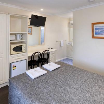 Coachman Hotel Motel Queen Downstairs Room 1a