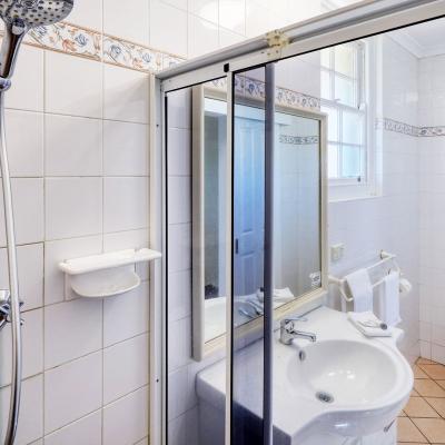 Coachman Hotel Motel Queen Upstairs Room 3a